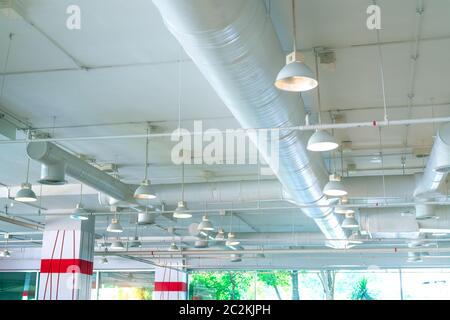 Luftleitung, Klimaanlage, Sprinkleranlage. Luftstrom und Ventilation System. Gebäude Interieur. Decke Leuchte Licht mit geöffnet. Inter Stockfoto