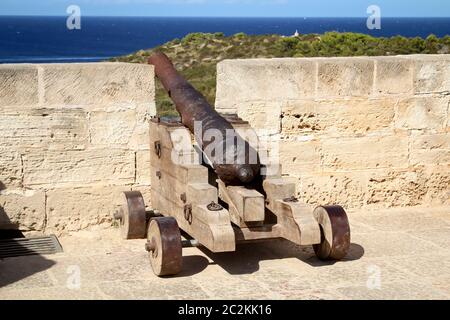 Eine mittelalterliche Kanone an einem Hafenbecken Stockfoto