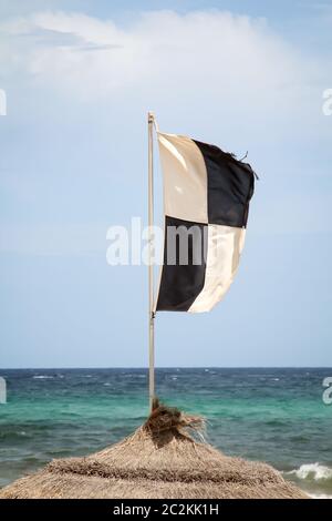 Flaggen am Strand weisen auf Gefahren hin Stockfoto