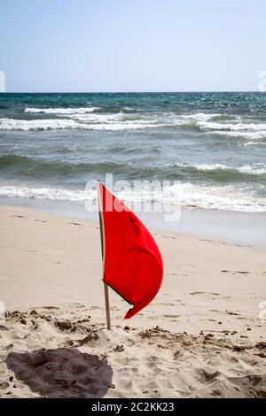 Flaggen am Strand weisen auf Gefahren hin Stockfoto