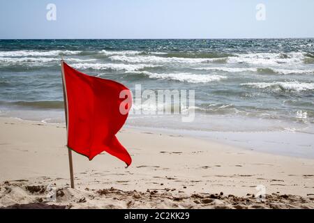 Flaggen am Strand weisen auf Gefahren hin Stockfoto