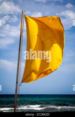 Flaggen am Strand weisen auf Gefahren hin Stockfoto