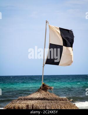 Flaggen am Strand weisen auf Gefahren hin Stockfoto