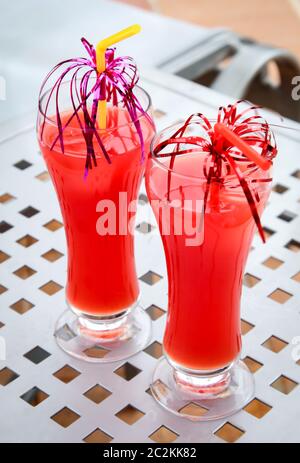 Zwei Gläser mit einem Cocktail auf einem Hocker am Pool Stockfoto