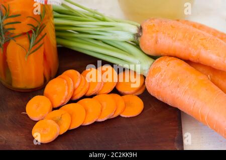 Handwerkliche Herstellung von Beizen frische Bio Karotten Stockfoto