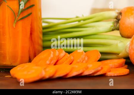 Handwerkliche Herstellung von Beizen frische Bio Karotten Stockfoto