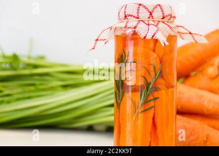 Handwerkliche Herstellung von Beizen frische Bio Karotten Stockfoto