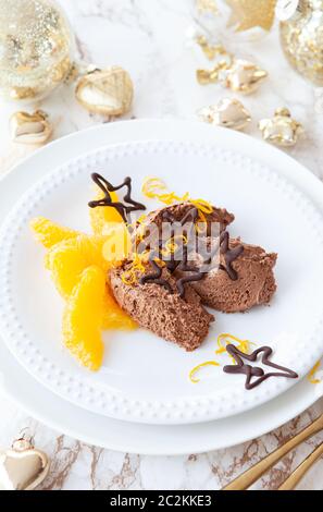 Mousse au Chocolat und Mousse au Chocolat mit frischen orange Scheiben Stockfoto