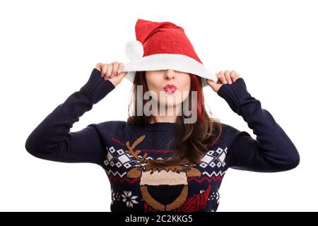 Küsse für die Weihnachtsferien. Festliche schöne junge Frau mit Santa's Hut zog über den Augen, auf weißem Hintergrund. Stockfoto