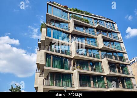 Neues Apartmenthaus mit deckenhohen Fenstern in Berlin gesehen, Deutschland Stockfoto