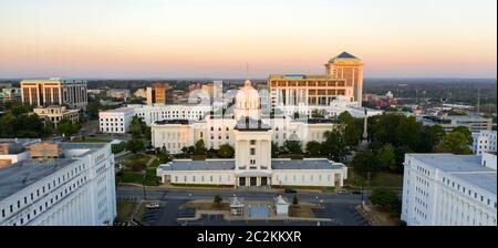 Goldenes Sonnenlicht erreicht den Horizont um die Hauptstadt statehouse in Montgomery Alabama angezeigt Stockfoto