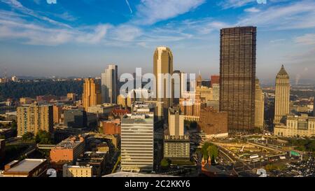 Blauer Himmel und einige Luftverschmutzung über der Innenstadt von Urban City Center in Pittsburgh PA verweilen Stockfoto