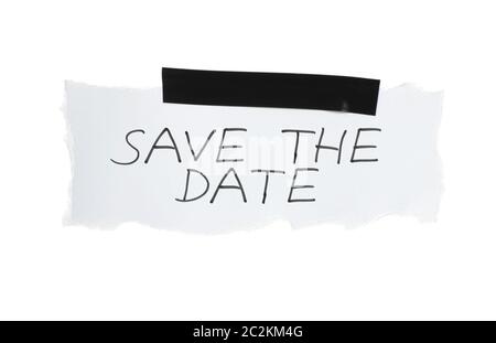 Isoliertes weißes Papier mit geripptem schwarzem Band, das Save the Date zeigt Stockfoto