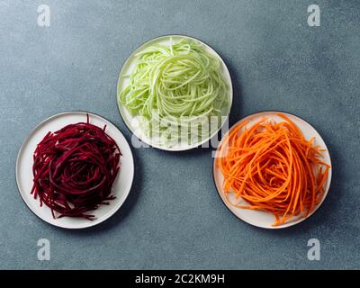 Zucchini, Karotten und Rote Beete Nudeln, Copy Space Stockfoto