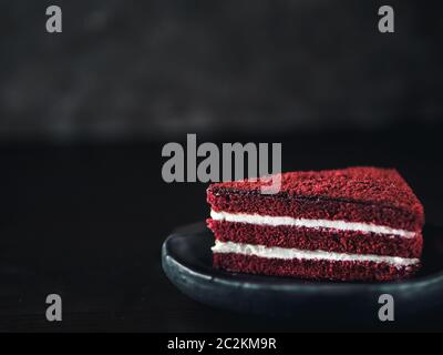 Stück roten Samtkuchen mit perfekter Textur Stockfoto