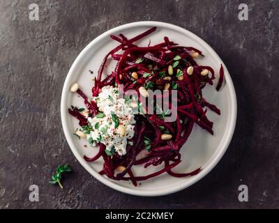 Rohe Rote Beete Nudeln oder Rüben Spaghetti Salat Stockfoto