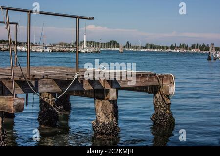 Kleine Holz- Liegeplatz für mittlere und kleine Boote an der Lagune von Venedig. Stockfoto