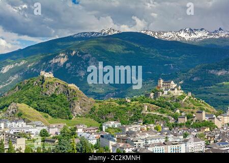 Schweiz, Kanton Wallis, Sion, Chateau Tourbillon (L), Basilika Notre-Dasme-de-Valere (R) Stockfoto