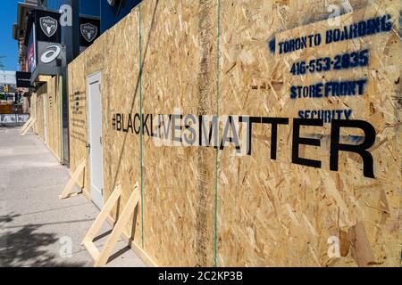 An Bord eines Schaufensterbocks in der Innenstadt von Toronto, das die Botschaft Black Lives Matter zeigt, die zur Unterstützung der sozialen Bewegung gegen rassische Ungerechtigkeit vorgeschrieben wurde. Stockfoto