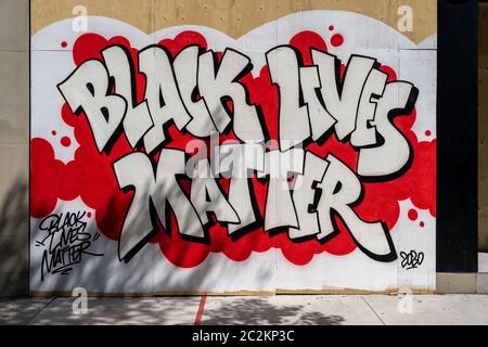 An Bord eines Schaufensterbocks in der Innenstadt von Toronto, das die Botschaft Black Lives Matter zeigt, die zur Unterstützung der sozialen Bewegung gegen rassische Ungerechtigkeit vorgemalt wurde. Stockfoto