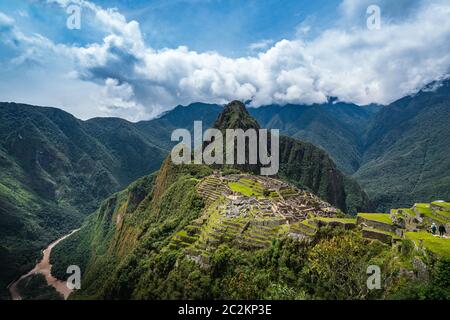 Alte Inka-Ruinen von Machu Picchu an einem schönen sonnigen Tag, Cusco Region, Peru. Stockfoto