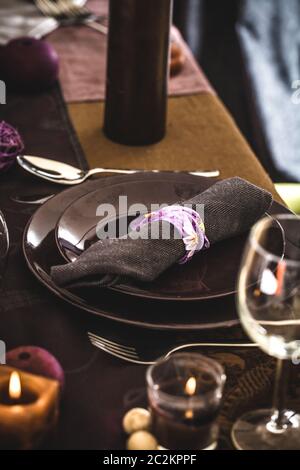 Tisch zum Abendessen. Eleganter Ort, Einstellung für Restaurant. Hochzeit oder Valentinstag Abendessen. Stockfoto