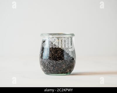 Zwei Farben Chia Pudding, Kopierraum Stockfoto