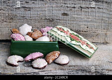 Köstlicher süßer Lebkuchen in einer Schüssel für Advent und Weihnachten Stockfoto