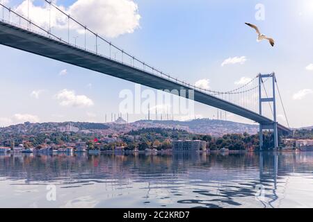 Blick auf den Bosporus Brücke und Beylerbeyi Palast auf dem Hintergrund, Istanbul. Stockfoto