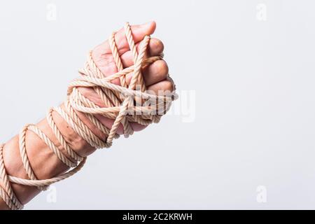 Seil auf Faust Hand auf weißem Hintergrund, Tag der Menschenrechte Konzept mit Kopie für die Stockfoto