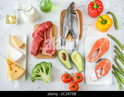 Sortiment an Lebensmitteln für ketogene Ernährung auf Holzgrund Stockfoto