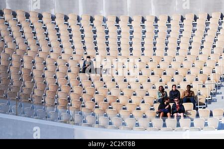 Paris, Frankreich. Juni 2019. Das am 8. Juni 2019 aufgenommene File-Foto zeigt Zuschauern, wie sie das Doppel-Finale der Herren beim French Open Tennisturnier bei Roland Garros in Paris, Frankreich, beobachten. Der französische Tennisverband (FTT) bestätigte am Mittwoch, dass das 2020 French Open Tennisturnier, das vom 20. September auf den 4. Oktober wegen des COVID-19 Ausbruchs umgeplant worden war, wieder vom 27. September auf den 11. Oktober verschoben wurde. Die Vorrunden finden vom 21. Bis 25. September statt. Kredit: Gao Jing/Xinhua/Alamy Live Nachrichten Stockfoto