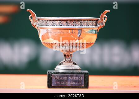 Paris, Frankreich. Juni 2019. Datei Foto am 9. Juni 2019 zeigt die Trophäe der Männer Einzel Finale bei Französisch Open Tennis Turnier 2019 bei Roland Garros, in Paris, Frankreich. Der französische Tennisverband (FTT) bestätigte am Mittwoch, dass das 2020 French Open Tennisturnier, das vom 20. September auf den 4. Oktober wegen des COVID-19 Ausbruchs umgeplant worden war, wieder vom 27. September auf den 11. Oktober verschoben wurde. Die Vorrunden finden vom 21. Bis 25. September statt. Kredit: Gao Jing/Xinhua/Alamy Live Nachrichten Stockfoto