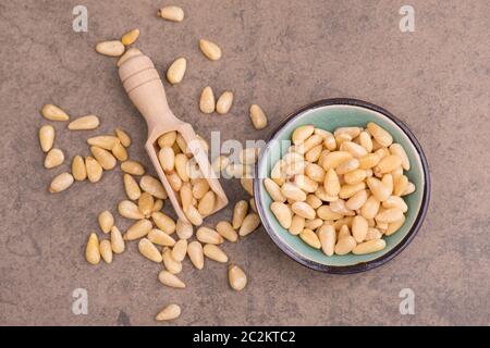Pinienkerne auf einem braunen strukturierten Hintergrund Stockfoto