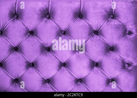 Lila Luxus Velours gesteppte Sofa Polsterung mit Knöpfen, elegante Wohnkultur Textur und Hintergrund Stockfoto