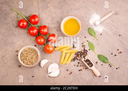 Pasta mit Gewürzen, Olivenöl und Tomaten Stockfoto