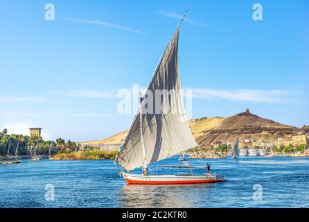 Segelboot in Assuan am Nil am sonnigen Tag Stockfoto