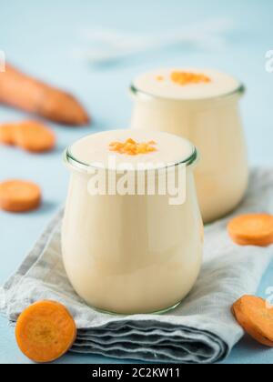 Joghurt mit Karotte, Kopierplatz Stockfoto