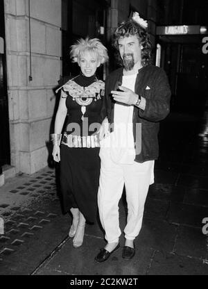 LONDON, Großbritannien, c. 1986: Schauspieler/Comedian Billy Connolly & Ehefrau Pamela Stephenson bei einer Party in Langan's Brasserie in London. © Paul Smith/Featureflash Stockfoto