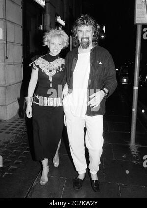 LONDON, Großbritannien, c. 1986: Schauspieler/Comedian Billy Connolly & Ehefrau Pamela Stephenson bei einer Party in Langan's Brasserie in London. © Paul Smith/Featureflash Stockfoto