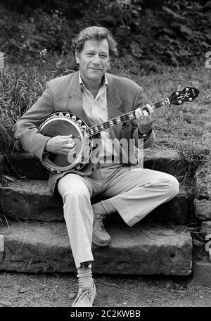 LONDON, GROSSBRITANNIEN. Juli 1985: Schauspieler George Segal bei einer Fotozelle in London. © Paul Smith/Featureflash Stockfoto