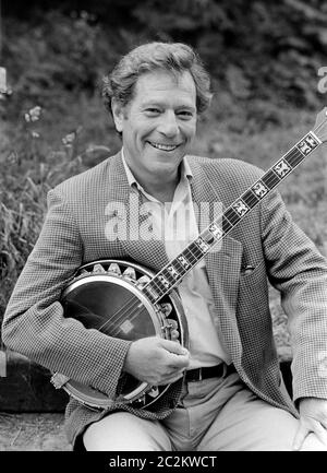 LONDON, GROSSBRITANNIEN. Juli 1985: Schauspieler George Segal bei einer Fotozelle in London. © Paul Smith/Featureflash Stockfoto