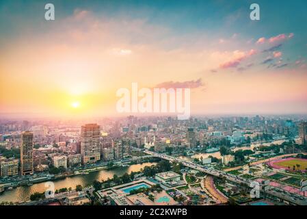 Wunderschöner Sonnenuntergang über dem modernen Kairo am Nil, Ägypten Stockfoto