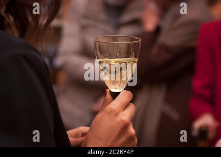 Mädchen Halten in der Hand ein Glas Sekt auf einer Party. Stockfoto