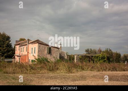 Kleinen verlassenen Haus in einem typischen Landschaft der Poebene von Venetien, im Fall von Gavello, Rovigo. Stockfoto