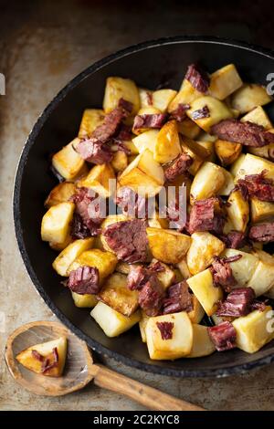 Nahaufnahme von rustikalem Corned Beef Hash Frühstück Stockfoto