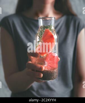 Chia detox Wasser in der Frau die Hand Stockfoto