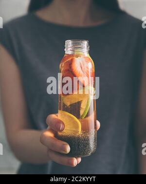 Chia detox Wasser in der Frau die Hand Stockfoto