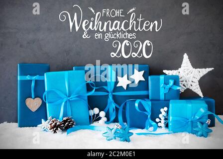 Deutsche Kalligraphie Frohe Weihnachten und ein Glueckliches 2020 bedeutet, frohe Weihnachten und einen guten Rutsch ins Jahr 2020. Türkis Geschenk mit Schleife und Weihnachten Decoratio Stockfoto