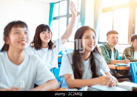 Asiatischer Teenager Student Studiert mit Klassenkameraden im Klassenzimmer Stockfoto